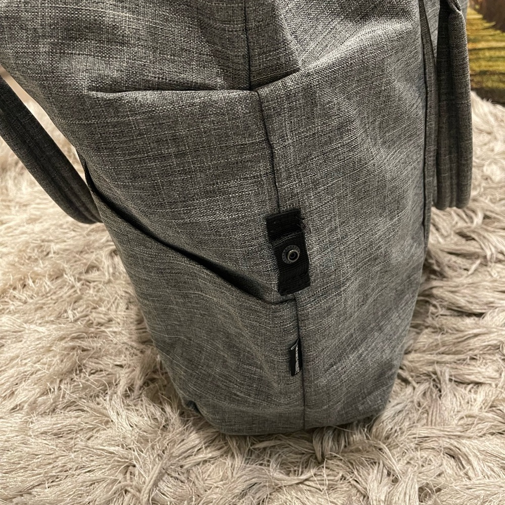 Herschel Supply Company Travel Gray Tote Bag - Picture 9 of 12